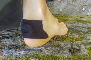 atletische tape is noodzakelijk voor de behandeling van blaren in de voet.